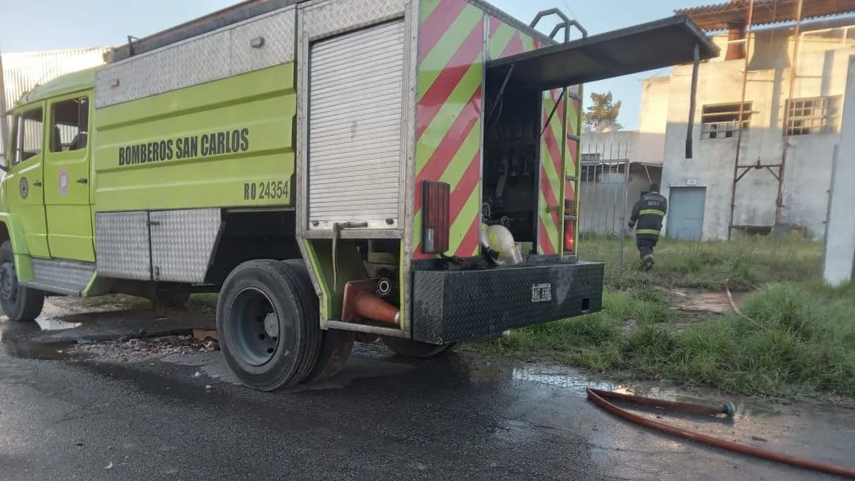 Humo y tensión en San Carlos: entraron a robar y prendieron fuego una fábrica