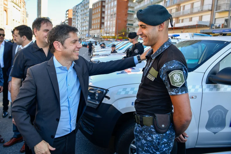 Kicillof junto a un uniformado de la Policía Bonaerense