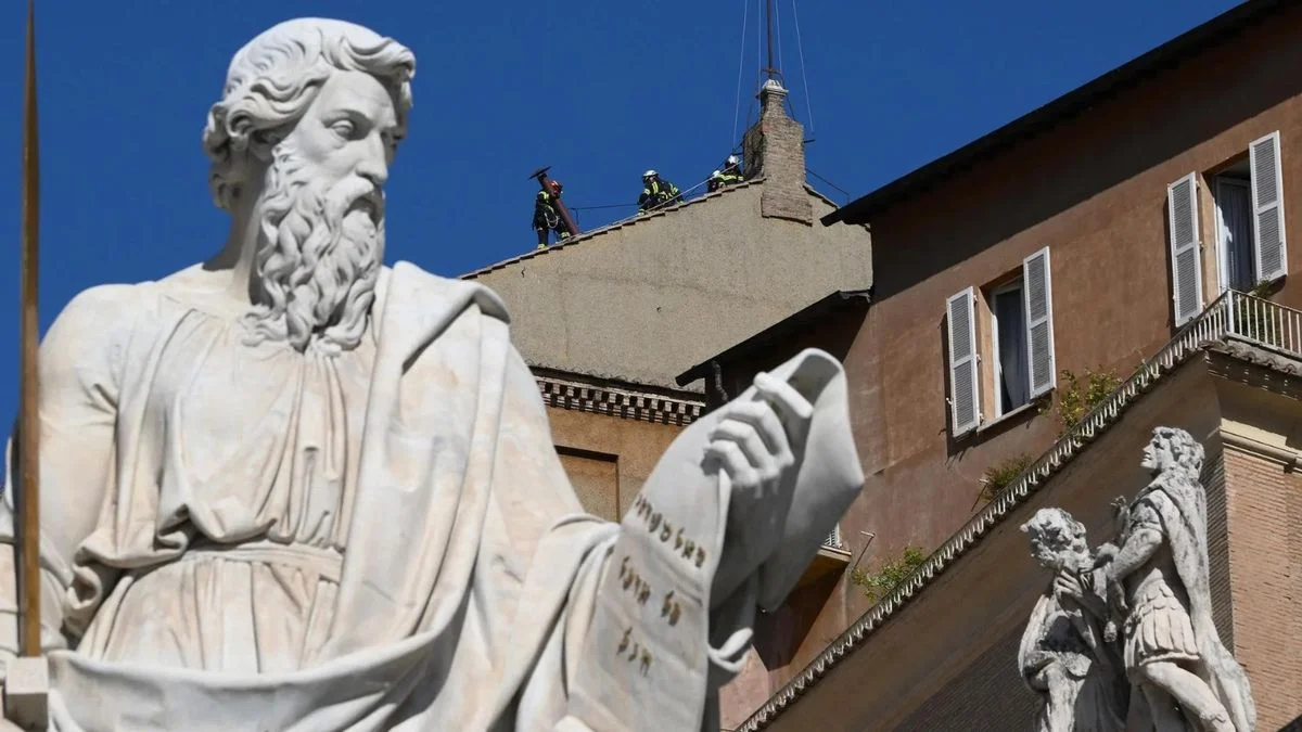 Cónclave: el Vaticano ya instaló la chimenea en la Capilla Sixtina
