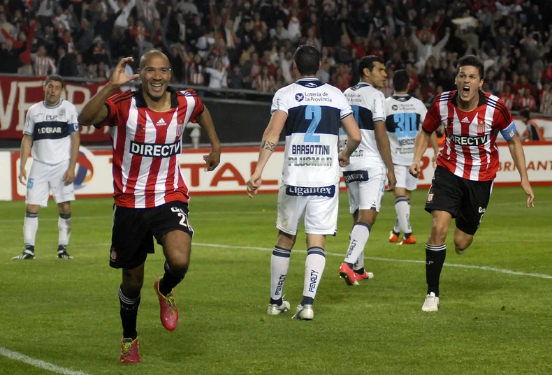 Diego Vera le dio la victoria a Estudiantes en el Estadio &uacute;nico Diego Armando Maradona