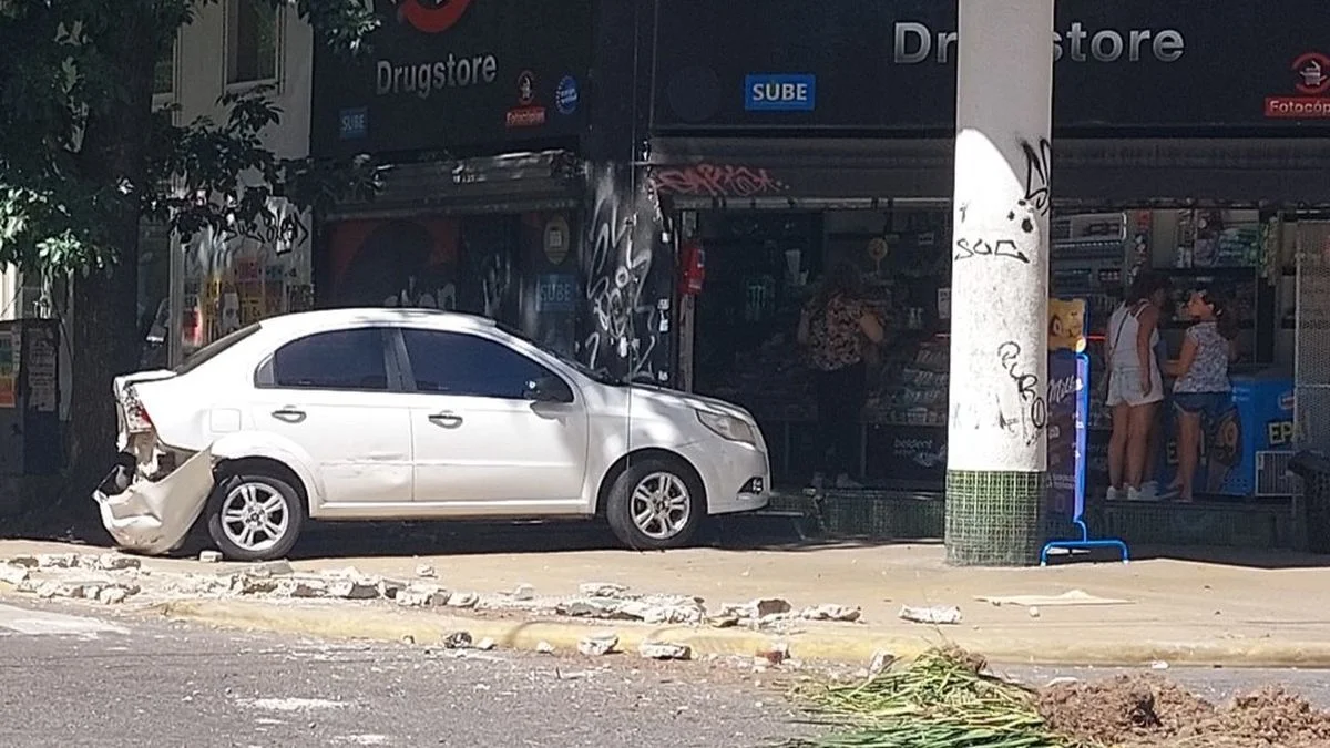 Chocó e incrustó un auto contra un kiosco en el centro de La Plata