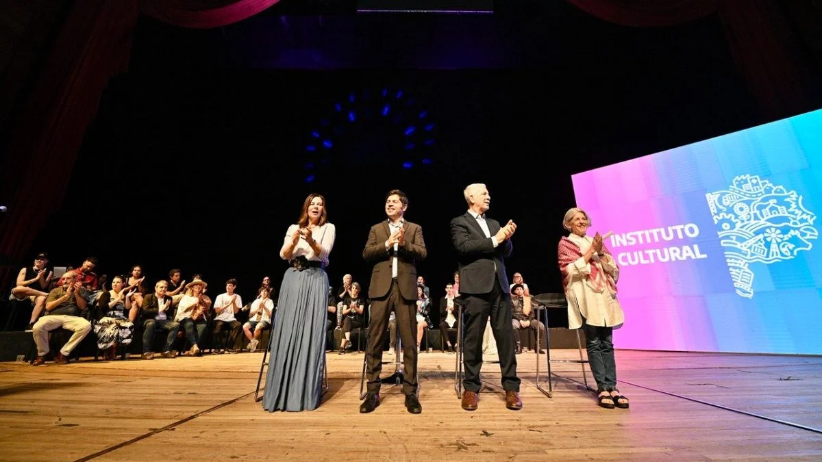 Axel Kicillof, Florencia Saintout y una foto para la interna