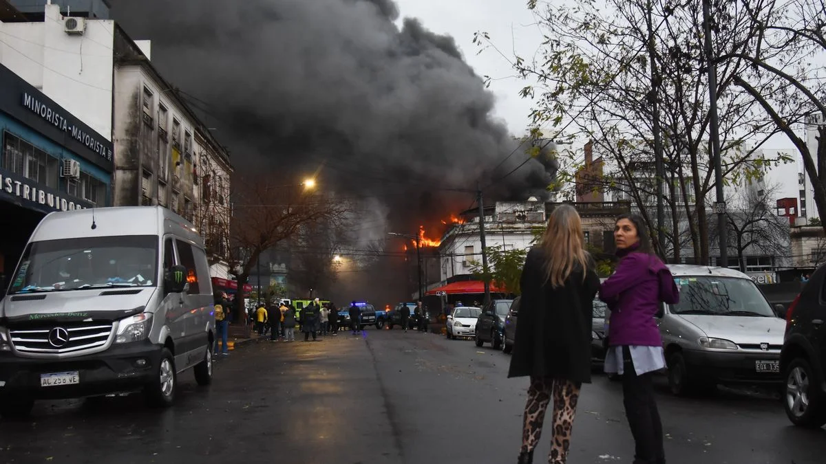 Incendio en La Plata: más de 50 familias evacuadas y 148 bomberos en acción