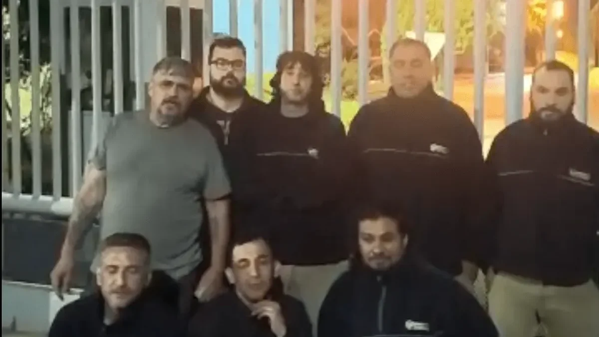 Protesta en Los Hornos por despidos en Cerámica Fanelli