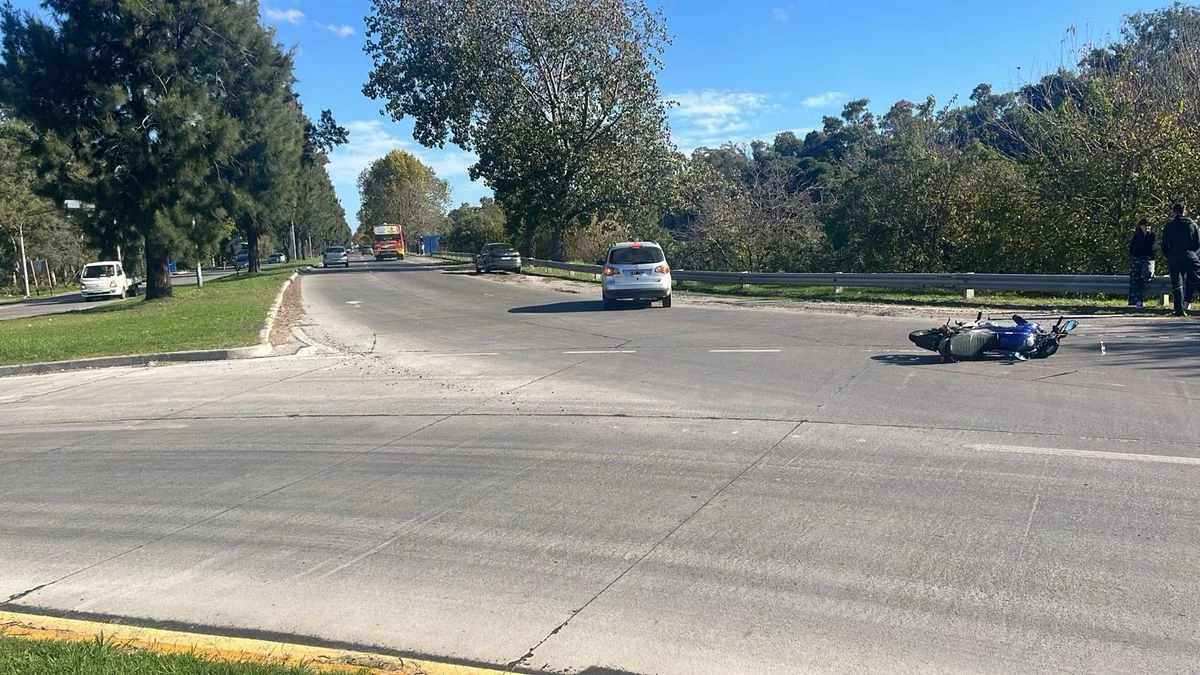 Milagro en Berisso: impactante choque en 60 y rotonda René Favaloro