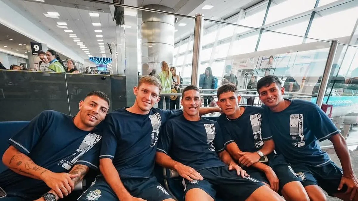 Con ausencias y regresos, Gimnasia partió rumbo a Tucumán
