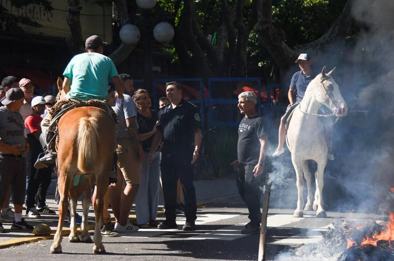 Las calles de La Plata tendrán un lunes agitado por la marcha de los trabajadores del Hipódromo 