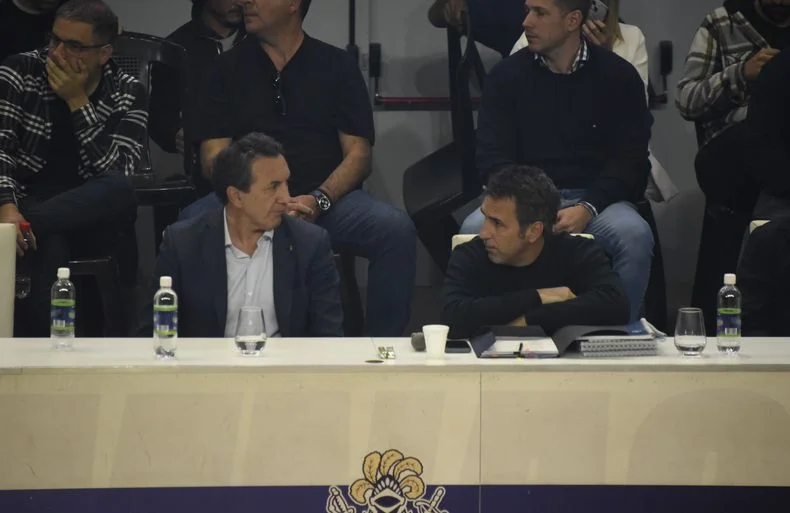 Mariano Cowen y Oscar González Arzac, repudiados en asamblea. Hoy el plantel levantó la práctica