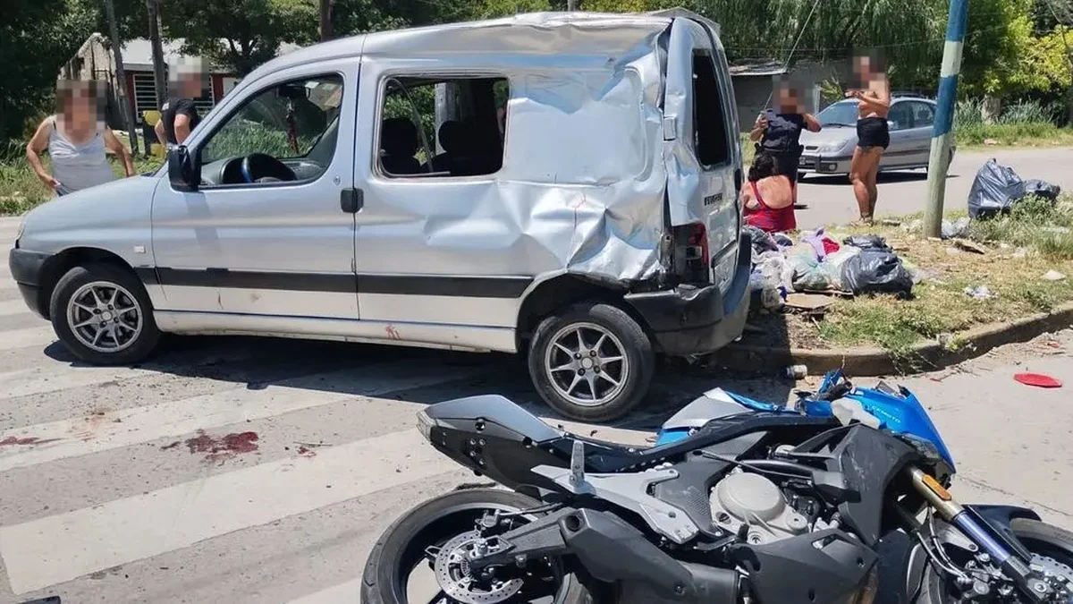 Un fuerte choque en La Plata dejó a un joven hospitalizado
