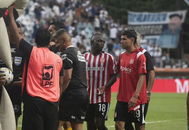 Racing vendr&iacute;a a la carga por Edwuin Cetr&eacute; tras concoerse la lesi&oacute;n de Valent&iacute;n Carboni