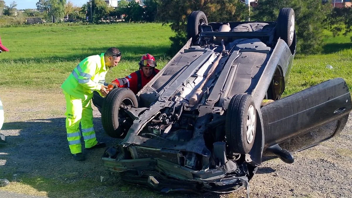 Pánico en la Autopista Buenos Aires - La Plata por impactante vuelco