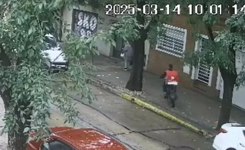 Un motochorro simulando ser delivery arrastr&oacute; a una jubilada
