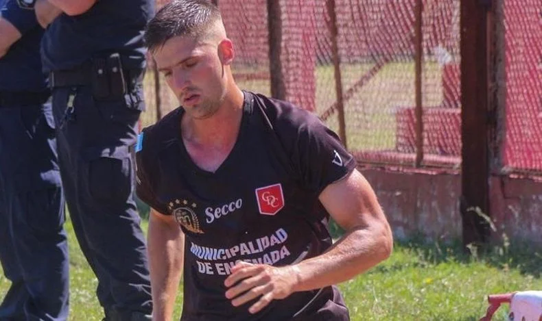 Valent&iacute;n Lombardi defendiendo la camiseta de Cambaceres