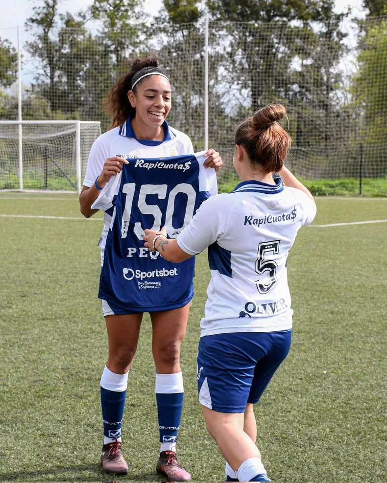 El F&uacute;tbol Femenino de Gimnasia reconoci&oacute; a Milagros Oliver