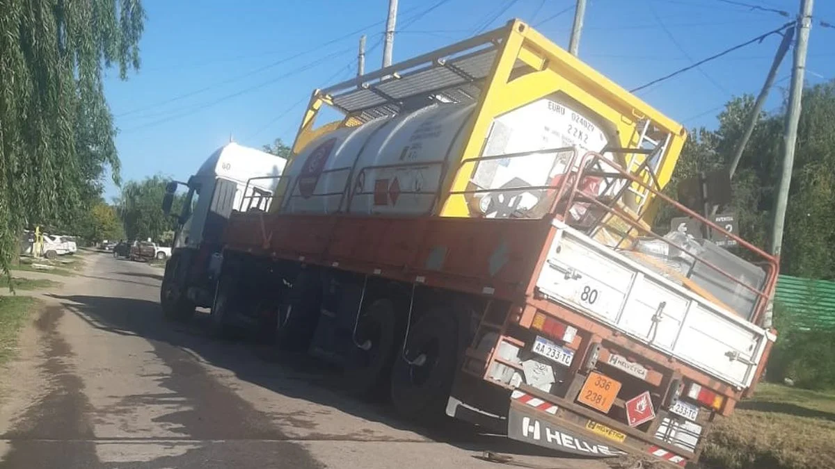En Los Hornos un camión con dimetilsulfuro terminó en una zanja