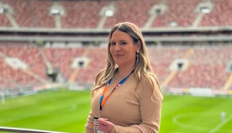 Carina Magnabosco, presente y con indumentaria de Estudiantes en pleno Mundial de Clubes