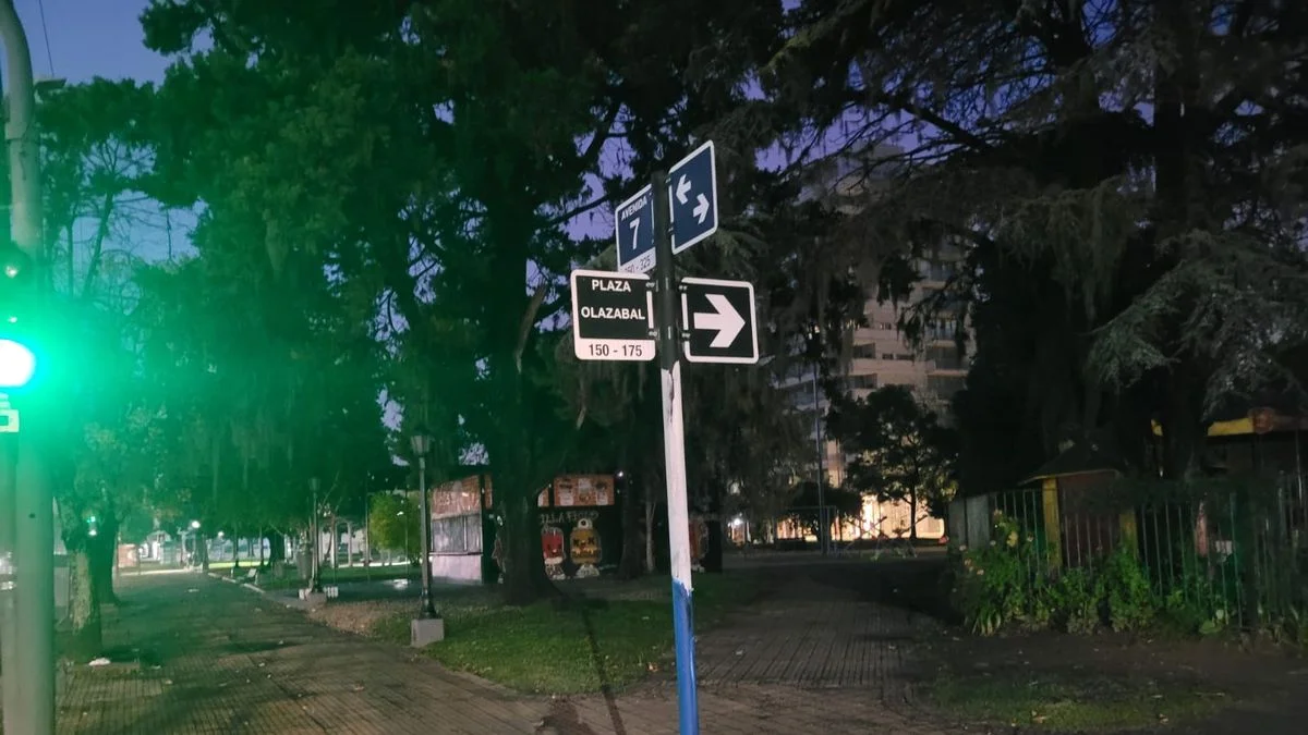 Plaza Olazábal a oscuras: crece el fastidio vecinal en La Plata por la falta de luz