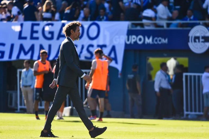 Eduardo Domínguez es criticado por los hinchas de Estudiantes tras el rendimiento del equipo