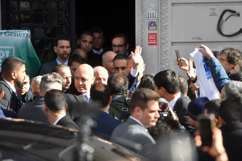 Lula llegando al departamento de Cristina Kirchner
