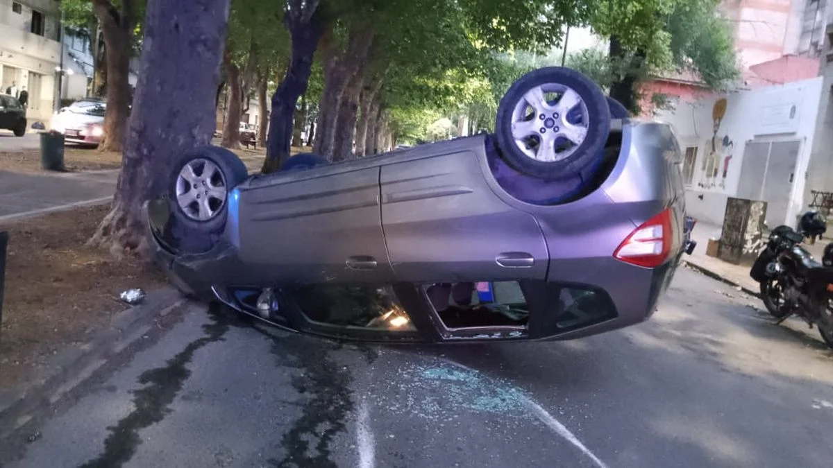 Una conductora perdió el control y volcó en el centro de La Plata