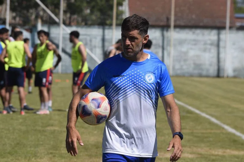 Lucas Licth tuvo un paso como entrenador en Villa San Carlos