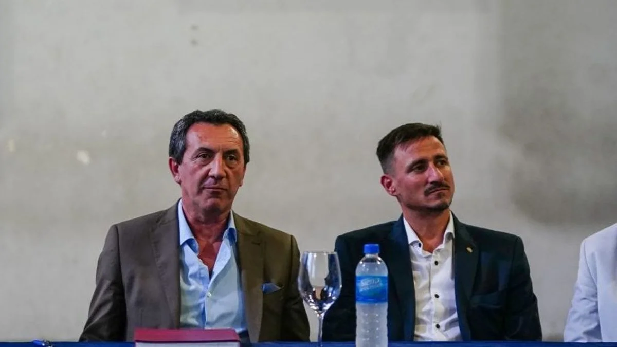La sede de Gimnasia amaneció con carteles contra Mariano Cowen