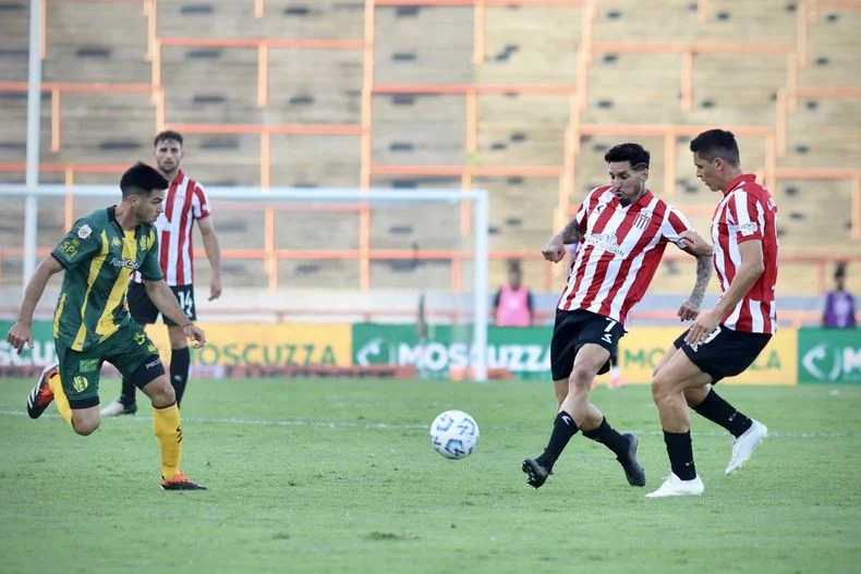 José Sosa, con un golazo, le dio el empate a Estudiantes en Mar del Plata