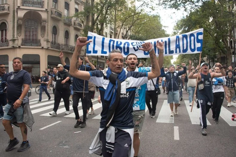 Hinchas de Gimnasia marcharon desde La Plata al Congreso para apoyar a los jubilados