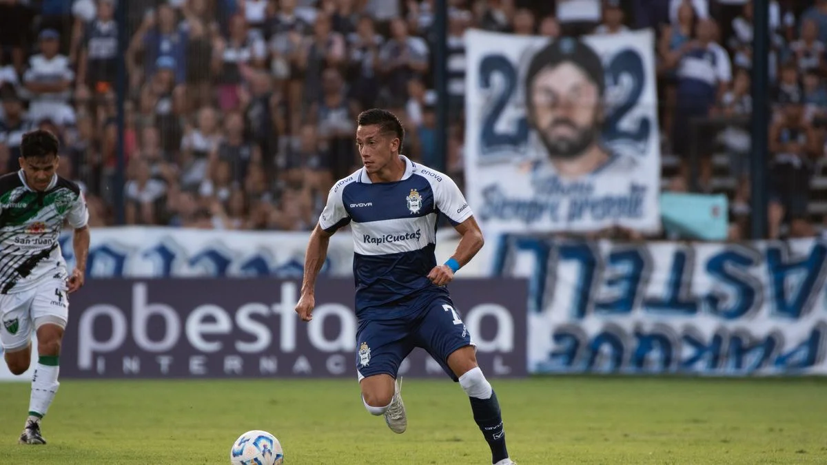 Gimnasia entrenó en el Bosque y Flores piensa en dos variantes para el domingo