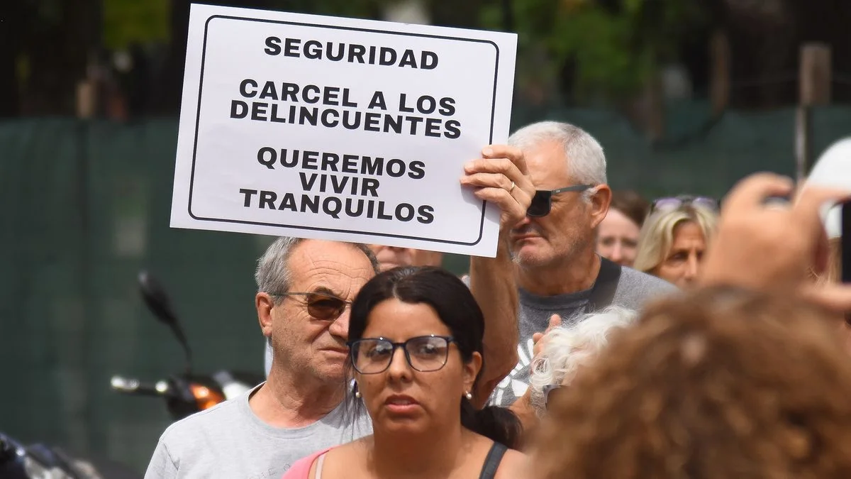 Vecinos de La Plata entregaron un petitorio a Kicillof ante "la escalada de violencia e inseguridad"