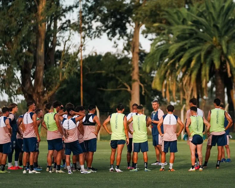 Tras la firma, Diego Flores dirigi&oacute; su primera pr&aacute;ctica como t&eacute;cnico de Gimnasia