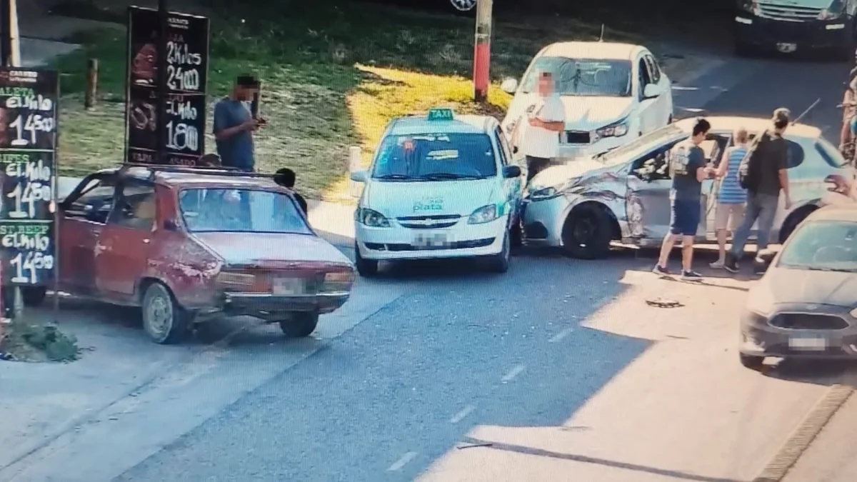 La Plata: violento choque en cadena en avenida 122 y dejó un herido grave