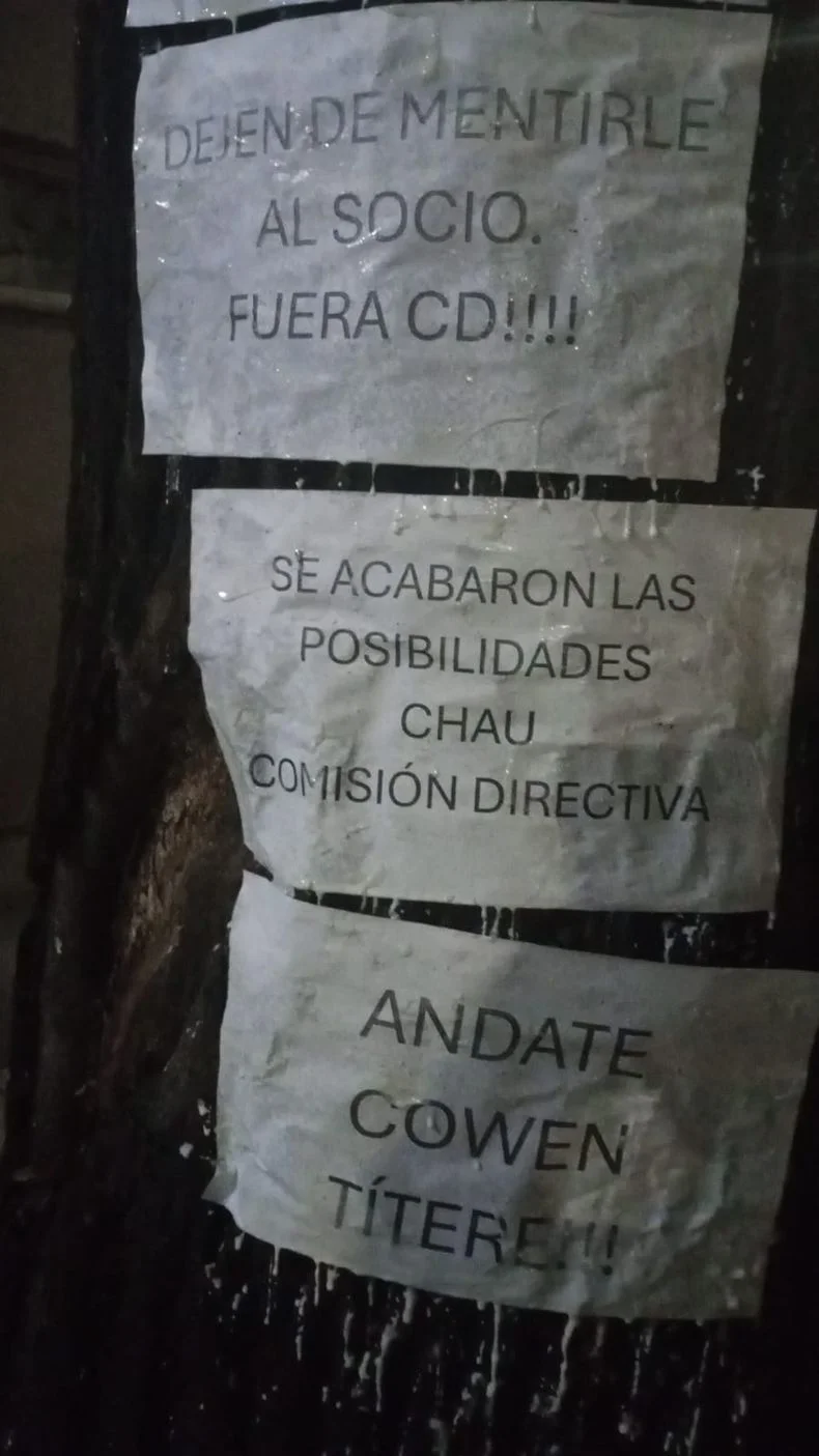 La sede de Gimnasia amaneció con carteles contra la dirigencia de Mariano Cowen