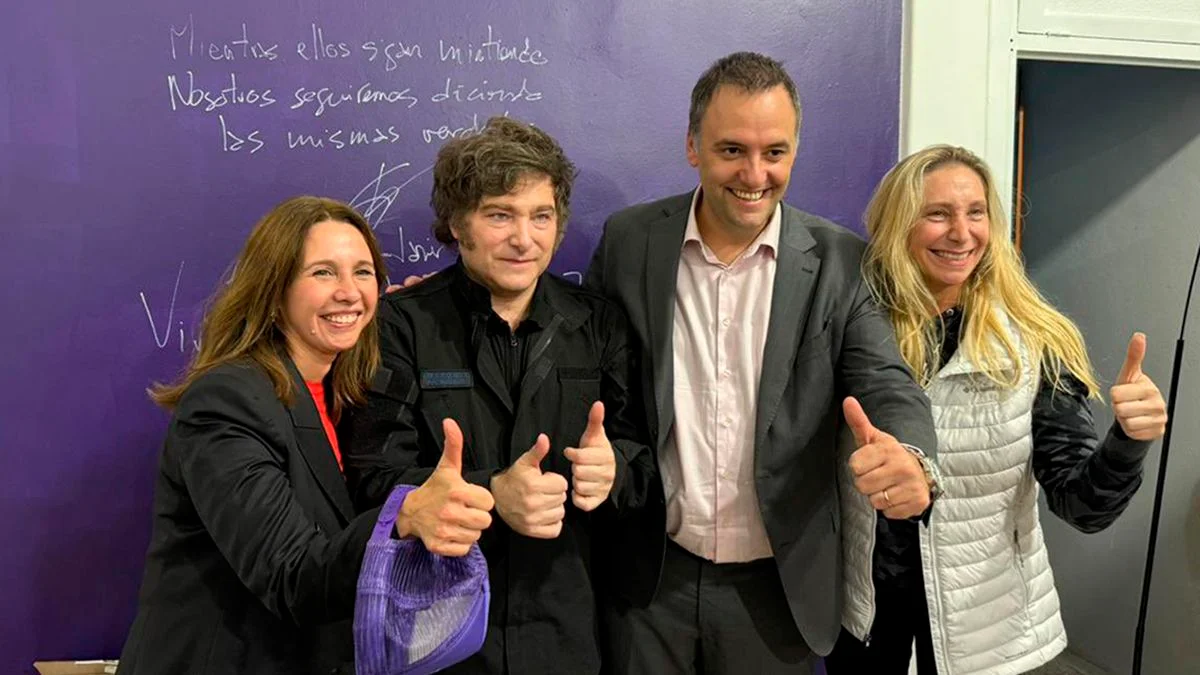 Javier Milei desempolvó la campera de campaña y acompañó a Adorni en el cierre porteño
