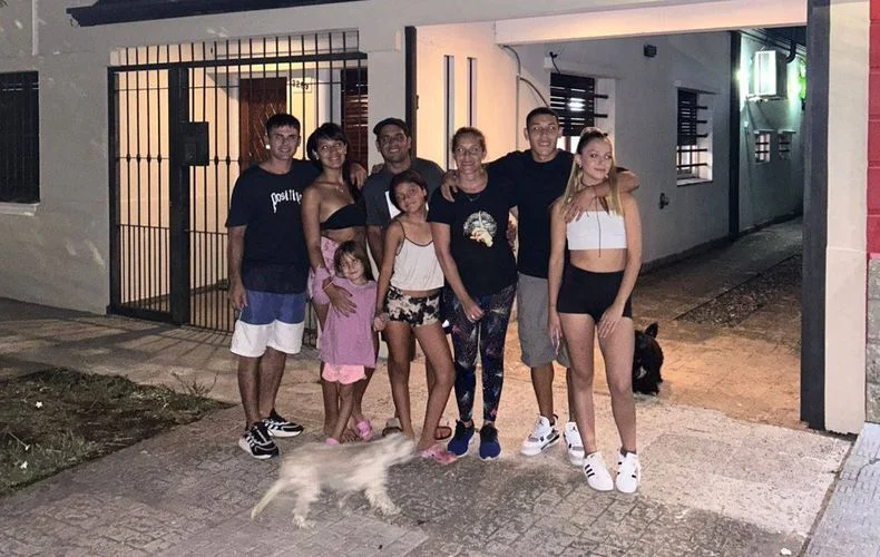 Jeremías Merlo junto a su familia en su nueva casa