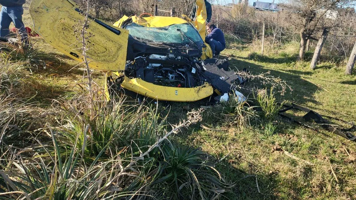 Una Ferrari amarilla se despistó cerca de La Plata y terminó destruida dentro de un campo