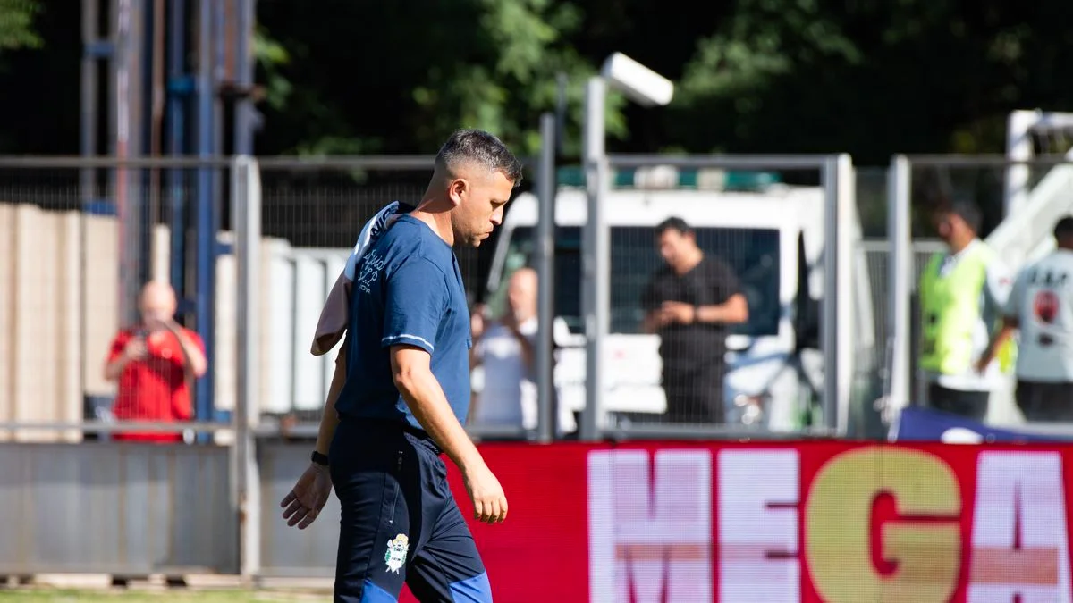 Diego Flores dejó de ser el entrenador de Gimnasia