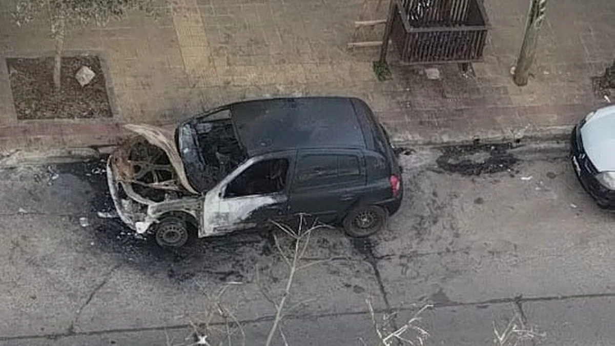 En Barrio Norte de La Plata continúa estacionado el auto víctima del "quemacoches"