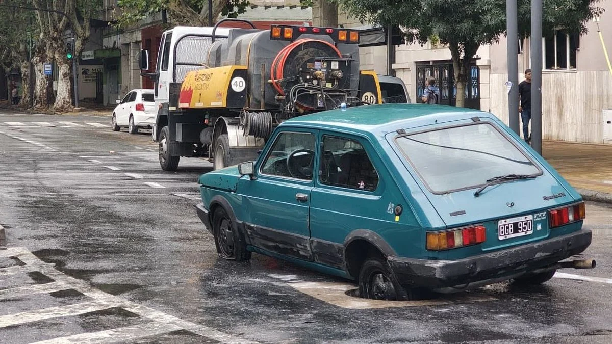 Incidente vial: un auto quedó encajado en Plaza Italia