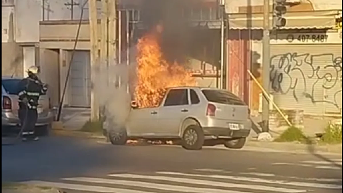 Tensión en La Plata: un auto se incendió en 1 y 72