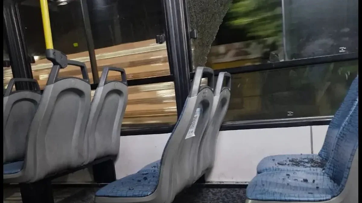 Atacaron a piedrazos un micro en La Plata