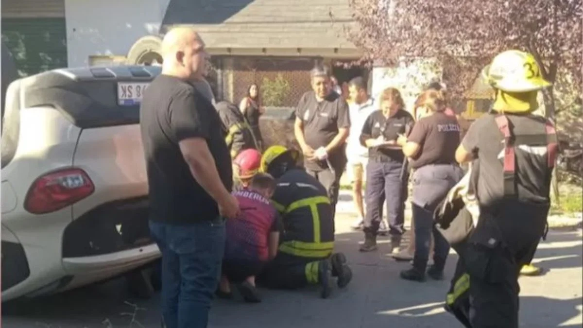 Fuerte choque en Berisso: un auto volcó y su conductora quedó atrapada