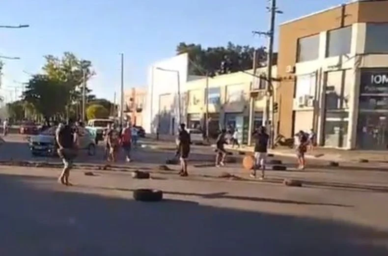 El corte de calles en 60 y 143, pleno corazón de Los Hornos