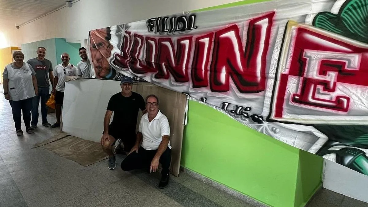 La Filial Zubeldía de Estudiantes entregó pizarrones a una escuela de Junín