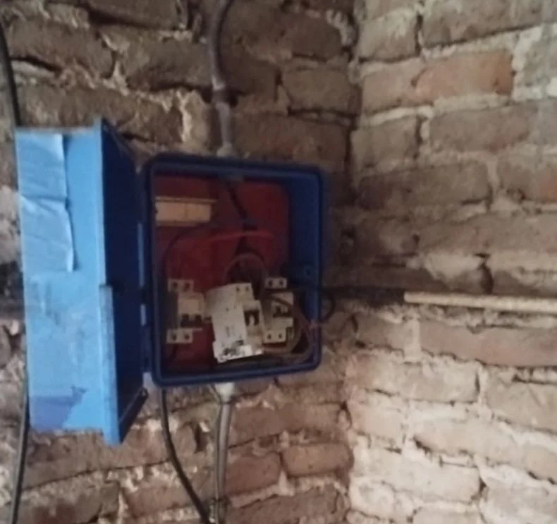 Investigan si el hombre sufrió alguna descarga eléctrica