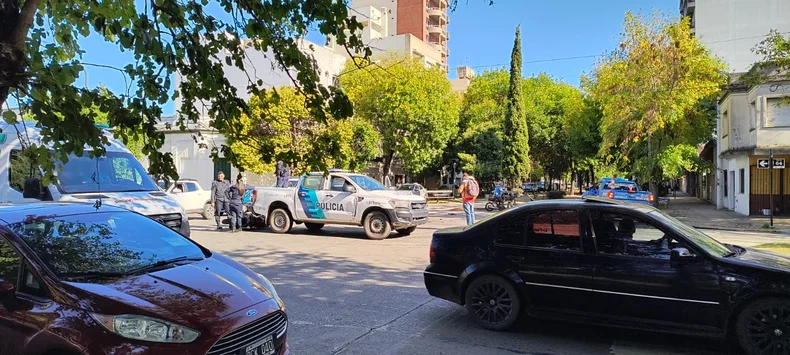 Moto en el suelo a metros del parque Saavedra