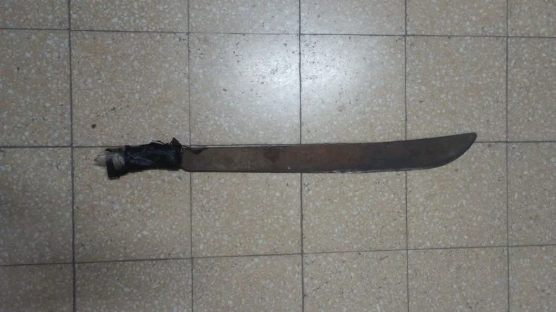 Berisso: amenazó a dos mujeres con un machete para robarle