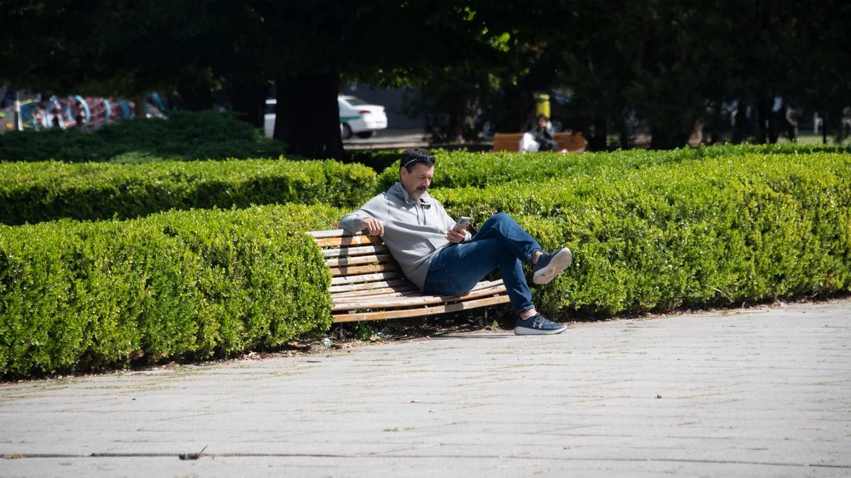Sábado de clima soleado y fresco en la ciudad