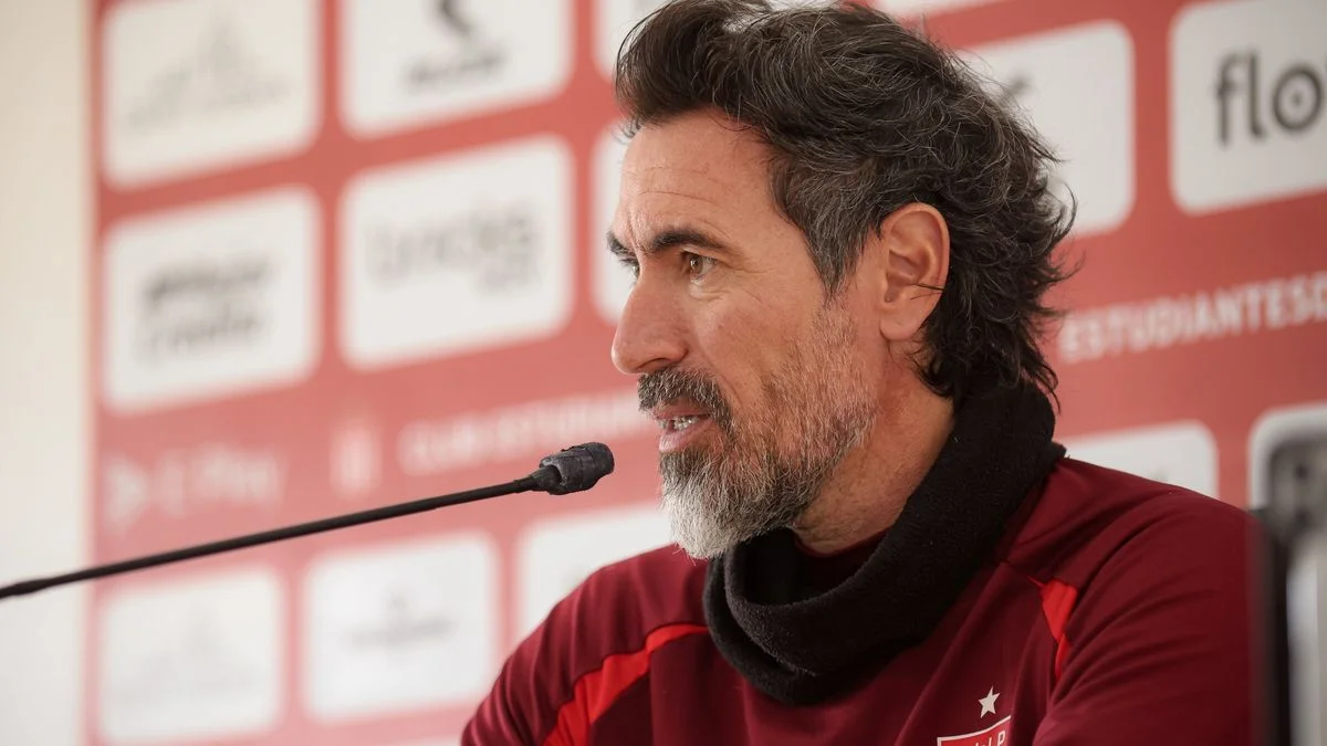 Eduardo Domínguez: "Nuestra obligación es la de representarnos a nosotros y a nuestros hinchas"