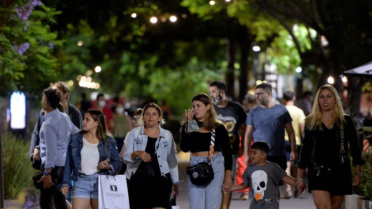Llega a La Plata la noche de las Vidrieras y de los Descuentos